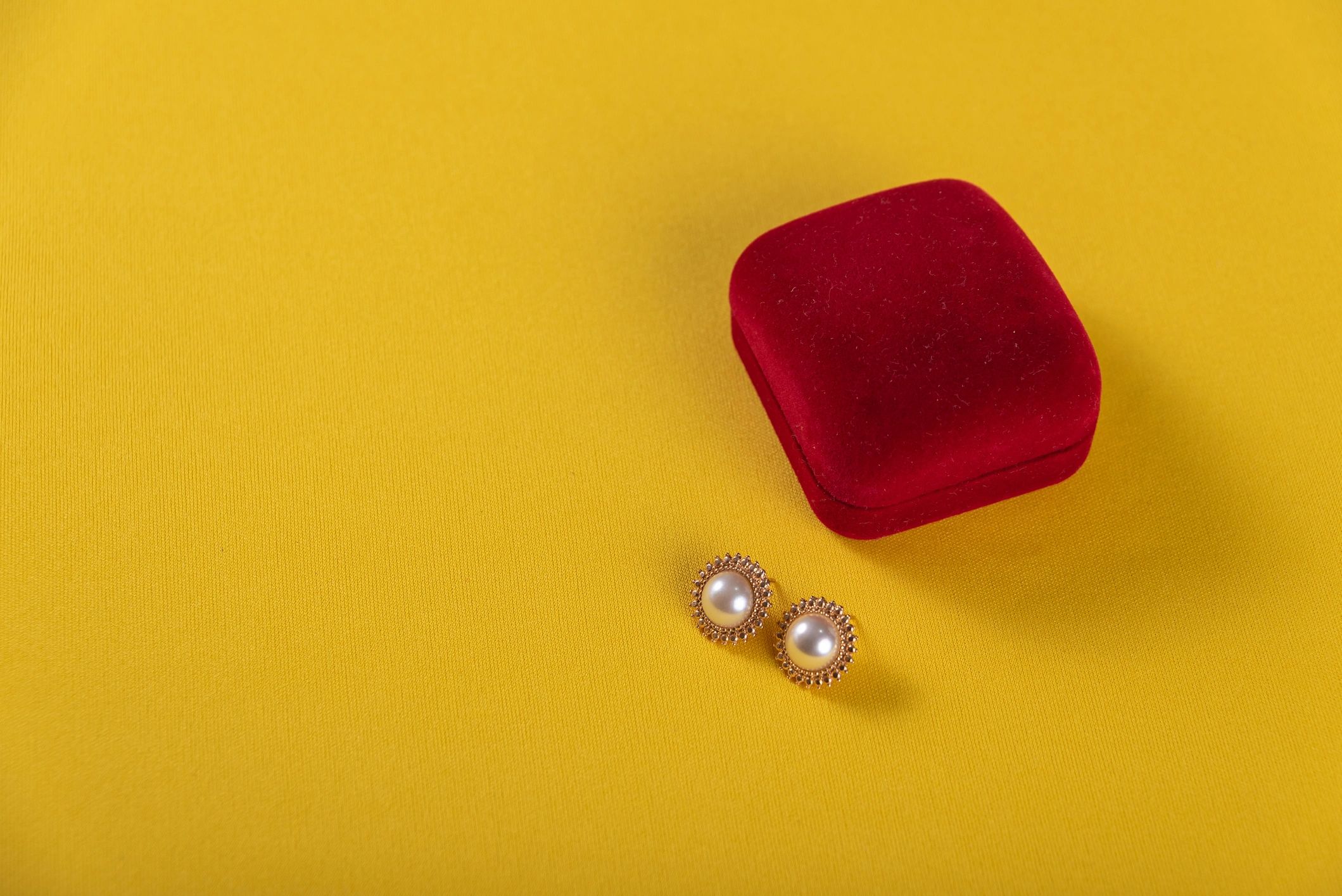 Pearl earrings and jewellery box in a luxury display